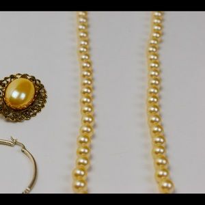 Pearl necklace with a coat pin and earrings set